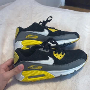 Nike Air Max 90  - Säljer svart gula air max 90 de är helt trasiga kommer intr till använding i storlek 40