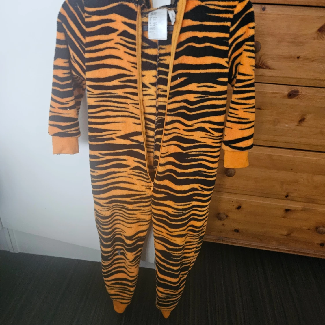 Tigermönstrad onesie från H&M