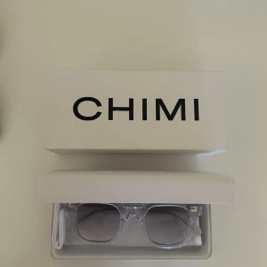 Chimi 04 clear - Säljer ett par chimis som jag köpte här på plick! Både jag och den förra ägaren har endast provat solglasögonen. Originalpriset är 1100kr och jag lägger ut för 700, men vid snabb affär drar jag gärna ned priset 🥰