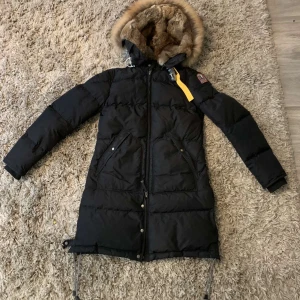 Parajumper jacka dam - Säljer min Parajumper jacka som knappt använts. Köpt för 1,5 år sen! Jätte fint skick på den, inga fel eller märken alls. Jättebra för vintern har aldrig frusit i den. Nypris cirka 10 000, den är äkta och har cr cod 💕 pris kan diskuteras !!