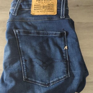 Anbass jeans Replay - Snygga mörkblå jeans från Replay med klassisk femficksdesign och en stilren look. Perfekta för en avslappnad stil. Märkeslogga på bakfickan ger en extra touch. 31/32. Kan såklart gå ner i pris vid snabb affär.