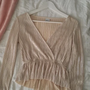 Champagnefärgad blus - Jättefin blus men passar inte tyvärr!!