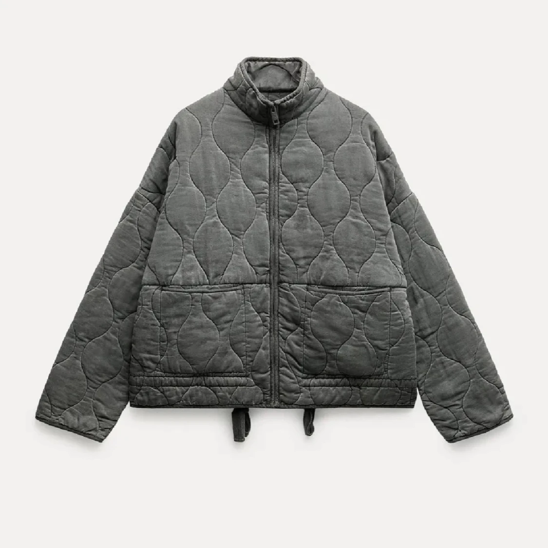 grå quiltad jacka 