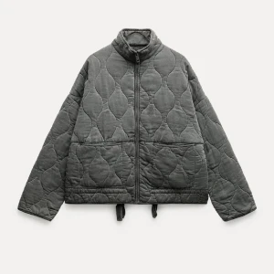 grå quiltad jacka  - skitsnygg trendig jacka från Zara, använd fåtals gånger och köpt från plick innan! xs-s💓