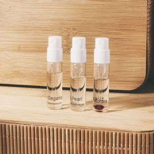 Parfymprover🌸 - Parfymprover med spray från Scents from Norra Norrland, endast testade en gång, passade inte mig🥲.  Arctic Elegance - 2 ml Toppnoter: Liljekonvalj, Vitt Tea Hjärtnoter: Ros, Svarta Vinbär Basnoter: Amber, Sandelträ    The Pearl - 2 ml Toppnoter: Vit Jasmin, Bergamot Hjärtnoter: Svarta Vinbär, Vitt tea  Basnoter: Vetiver, Tonkaböna  Scent Of Aurora - 2 ml Toppnoter: Iris och Tonkaböna.  Hjärtnoter: Mango och Svarta vinbär.  Basnoter: Vitt tea och Kashmir-trä