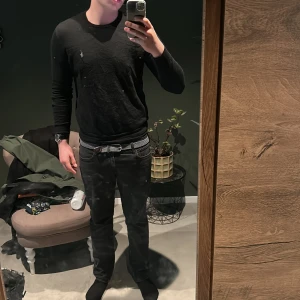 Svart långärmad tröja från Ralph Lauren - Säljer en svart långärmad tröja från Ralph Lauren med klassisk passform och diskret broderad logga på bröstet. Tröjan är i mjuk bomull och passar perfekt till jeans eller chinos. Enkel och stilren design som funkar till det mesta.