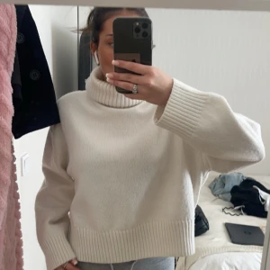 stickad tröja  - säljer denna polo tröjan från hm!!