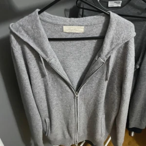 kashmir hoodie - jätte fint skick | sitter som en smäck | perfekt till vädret ute just nu och till sommarn☀️ | dubbel zip | pris kan diskuteras vid snabb affär 🙌