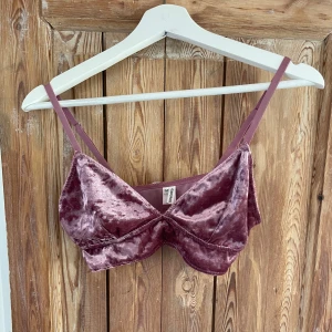 Rosa sammetstopp/BH från Glamorous storlek M - Säljer en rosa sammetstopp/ BH från Glamorous. Toppen har smala axelband (justerbara) och en mjuk, glansig finish. Storlek M