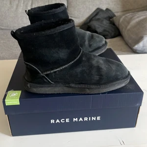 Svarta boots från Race Marine - Säljer ett par svarta boots från Race Marine i mocka. De har en rund tå och är perfekta för kyligare dagar. Skorna är stilrena och bekväma med en mjuk insida.