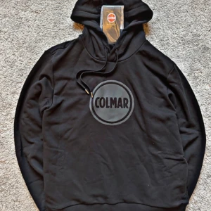 Colmar hoodie - Helt ny oanvänd Colmar hoodie i storlek S. Nypris runt 1800 kr. Hos mig 1099 kr. Vid några frågor eller funderingar tveka inte utan hör av dig! Köp inom 24h och få en mystery gift.