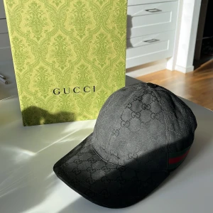 Svart gucci keps - Säljer min Gucci keps då jag längre inte använder den. Den är i bra skick och använd några gånger bara. Kan sänka pris vid snabb affär. Kan byta men möts upp isf.