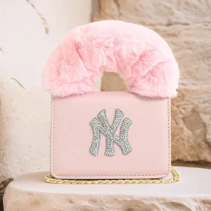 Yankees Minibag - Ursnygg söt liten väska med axelband och handtag. Har använts 2 ggr. 