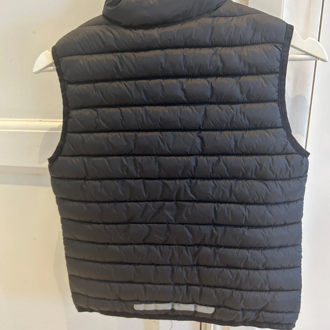 Svart dunväst med dragkedja - 1