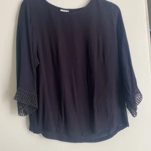 Svart tröja - Skönt material som håller dig sval. Nästan aldrig använd✨😊