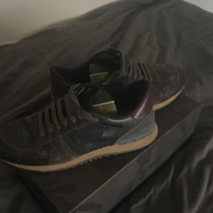 Camouflage sneakers från Valentino - Snygga sneakers från Valentino med ett coolt camouflage-mönster. Dom är använde typ 7 gånger dom är i väldigt bra sick box och allt ingår 