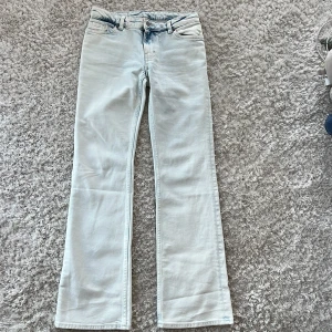 Ljusblå jeans från Monki - Säljer ett par jätte coola jeans med super snygg tvätt!