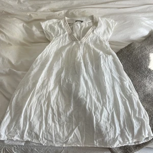 strand klänning  - Säljer en cover up / strand klänning i storlek L som inte kommer till någon användning längre den är liten i storlek, jag har vanligtvis S i dessa klänningar och passar bra ändå💞