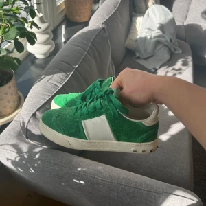 Valentino Flycrew - Säljer ett par söta flycrews i bra skick. Endast skorna tillkommer, size 35 fits något större. Fråga efter mått om du är osäker 😊