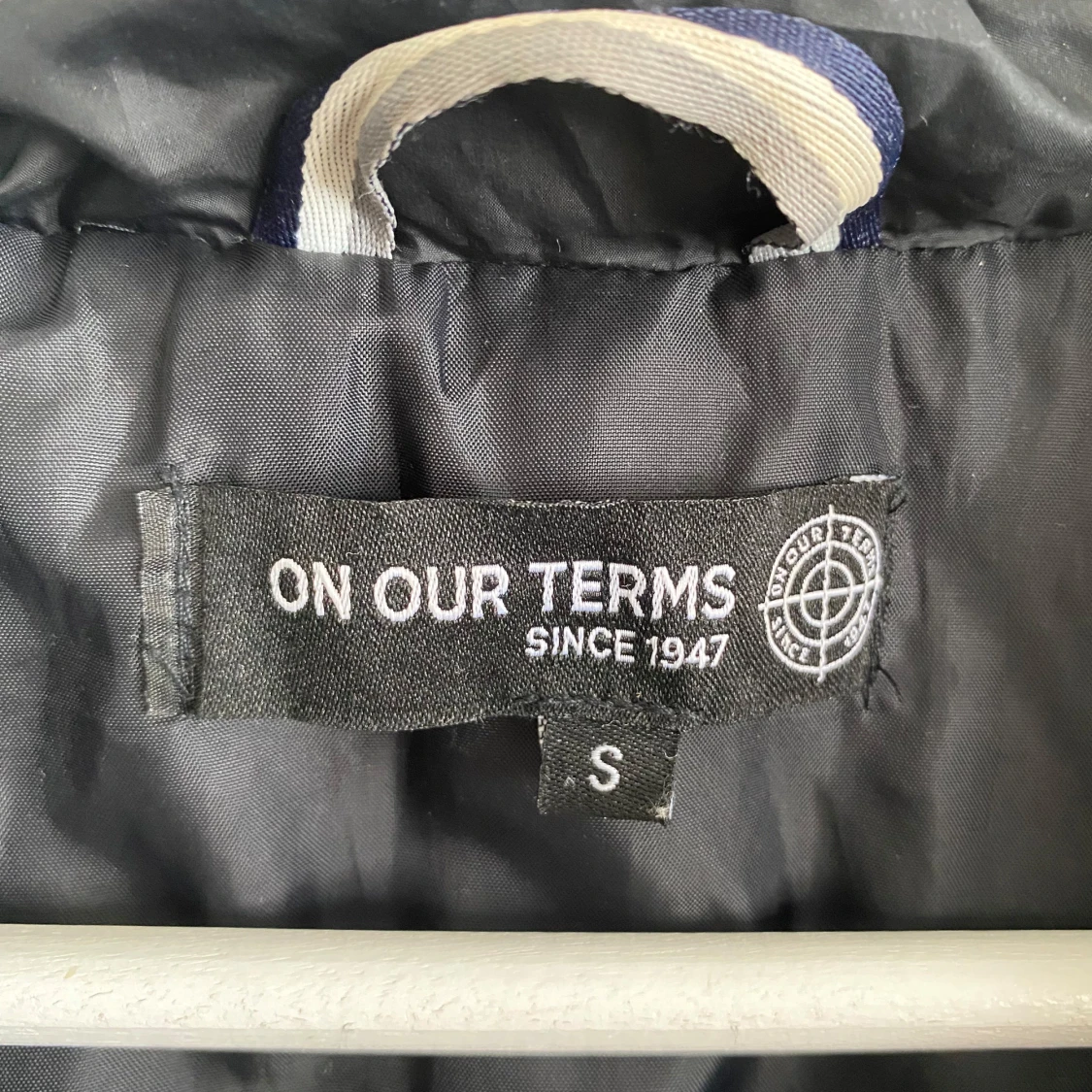 Svart quiltad väst från On Our Terms - 2