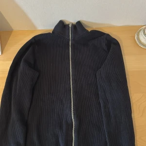 Stickad cardigan Only & Sons - Tja! Säljer då en stilren stickad cardigan  från Only & Sons. Denna cardigan sitter snyggt mot kroppen och materialet är supermjukt och bekvämt. Nypris ca 649kr. 