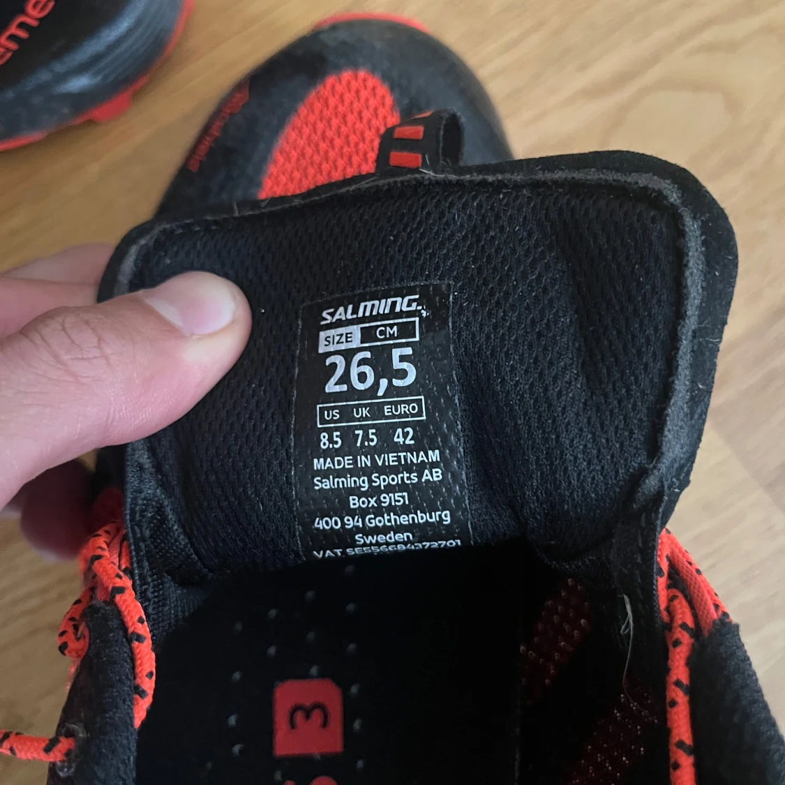 Svart och röd träningssko från Salming - 1