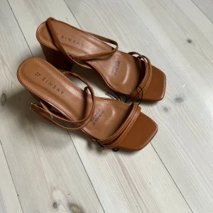 Bruna klackskor från Sinsay - Snygga bruna klackskor från Sinsay. Helt nya, endast testade 