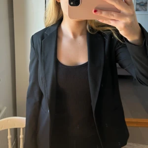 Svart kavaj - Snygg svart kavaj. Säljer då jag föredrar lite mer oversized model och denna är mer figursydd🤗köpt från sellpy men annars oanvänd