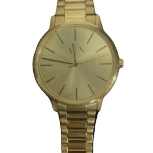 Guld klocka från Armani Exchange - Säljer då min Armani exchange klocka pga att jag inte användigt den som jag trodde jag skulle för tycker inte jag passar i klockor, den är i väldigt bra skick, inga repor eller nåt. Sen så finns de extra delar till om den e för stor eller liten. Kvitto och boxen till finns med. Priset kan diskuteras