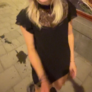 Svart spets blus H&M - Svart kortärmad blus ifrån H&M i storlek 34, Passar XS/S💝🙌