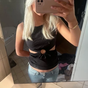 Zara klänning/topp - Säljer denna supersnygga klänning som jag på bilderna vikt upp till en topp. Köpte den för att klippa till en topp men har bara legat i garderoben. Den är från Zara💕💕skriv vid intresse, kom med bud vet inte pris än