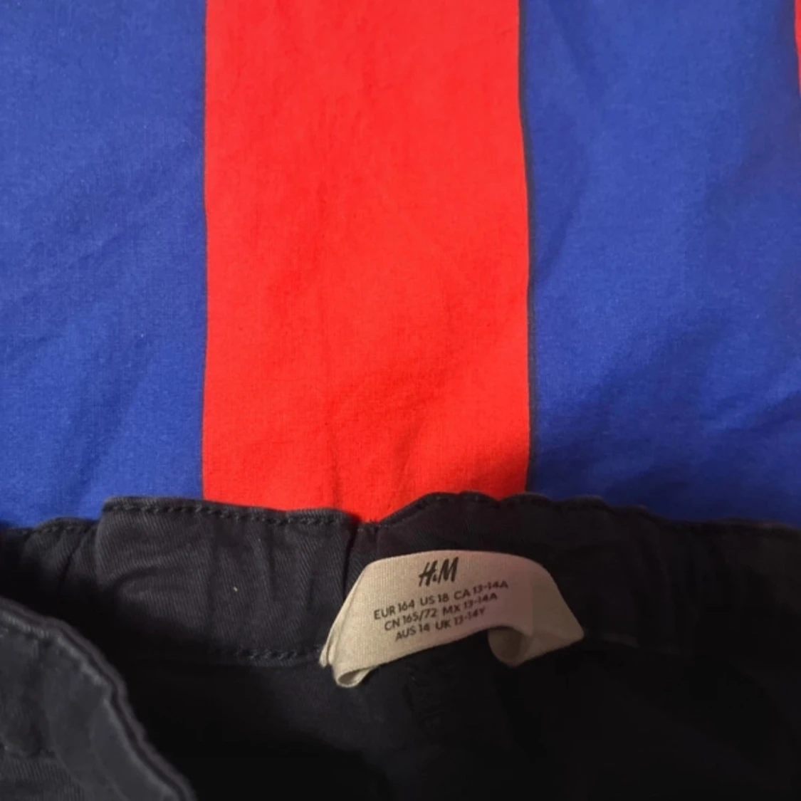 Mörkblåa chinos byxor från H&M - 2