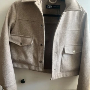 Beige jacka från Zara - Snygg jacka från Zara, köpt för 399 men har använt en del men den är fortfarande i bra skick!! 