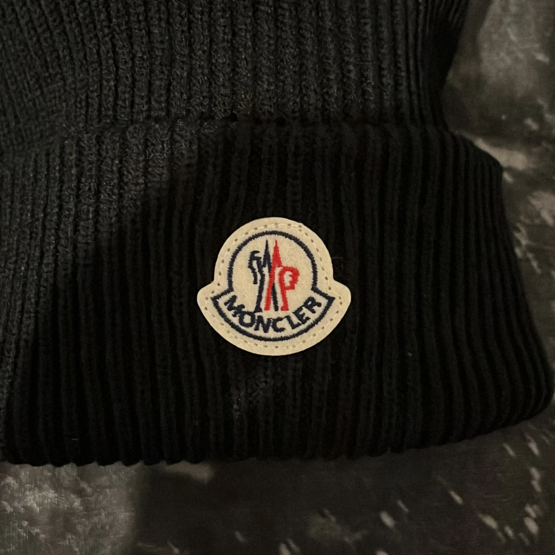 Svart ribbad mössa från Moncler - 2