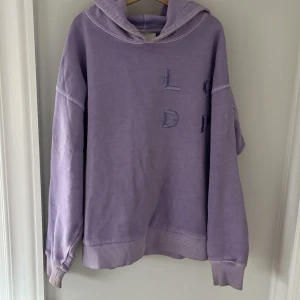 Lila hoodie från Les Coyotes de Paris - Säljer en snygg lila hoodie från Les Coyotes de Paris. Den har broderade bokstäver på framsidan och en bekväm passform med ribbade muddar. Frakt ingår inte i priset!