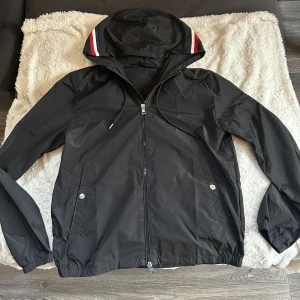 Moncler jacka - Tja! Säljer denna riktigt feta och stiliga moncler cardigan som är i skicket 9/10 ser knappt använd och är i strl 2 som motsvarar S/M pris 2000! Hör av er om ni skulle ha några funderingar!🙌