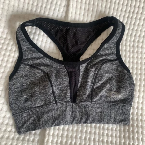 Sport-BH - H&M - Grå sport BH från H&M. Storlek XS. I fint skick 🌸