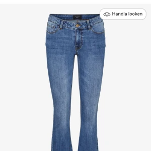 lågmidjade bootcut jeans - Snygga blå jeans med låg midja och utsvängd passform från veromoda . Säljer då dom ej kommer till användning. Använda fåtal gånger, inga skador. Skriv om ni vill ha egna bilder me jeansen på! 🩷