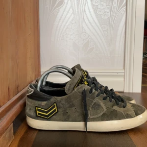 Camoflage Philippe Modles - Säljer dessa skjut feta camoflage Philippe Model skor! Sjukt coola designs och de är i sjukt bra skick. Rengör dem även innan jag fraktar! Strolek 41 men passar 42❗️Kan diskutera pris vid snabba affär. 