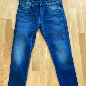 Replay Anbass - Snygga blå jeans från Replay i modellen Anbass. Storlek 32 30 då de är upsydda till 30 i längd, de är igentligen 32 32