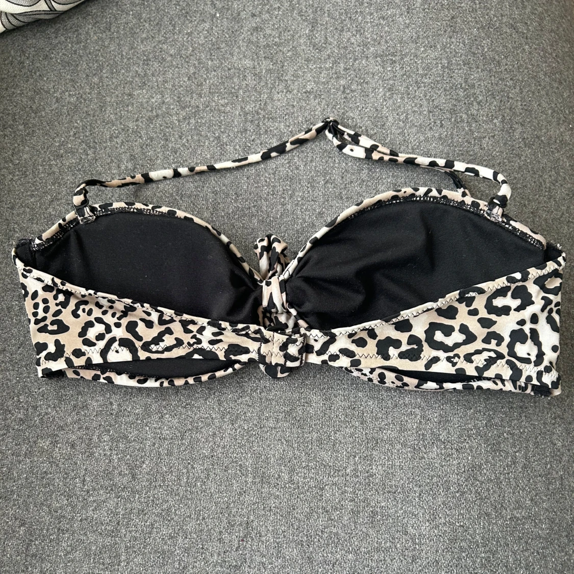 Leopardmönstrad bikiniöverdel - 1