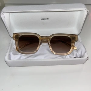 solglasögon från Chimi - Trendiga och snygga solglasögon från Chimi i en stilren beige färg. Modellen är 04 ecru. Använda fåtal gånger och väldig sparsamt använda 