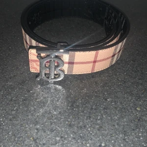 Burberry Bälte - Riktigt fett burbery bälte ! Helt ny utan skador komm nyss in i lagret, vid frågor om nåt skriv gärna!🙌🏼💯