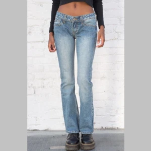 Blå bootcut jeans - Intressekoll på mina blå bootcut jeans med låg midja från Brandy Melville. Helt utan defekter💕