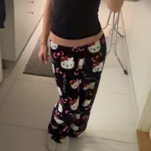 Hello Kitty byxor  - Säljer mina jättefina hello Kitty byxor för att de har blivit lite för korta jag är ca 163 de är i jättebra skick 