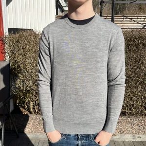 Uniqlo Merinoull crewneck - Riktigt fet Merinoull stickad tröja ifrån Uniqlo, storlek XS, modellen är cirka 180cm och väger cirka 64kg, väldigt bra material och skön att ha på sig. Skriv för mer info.