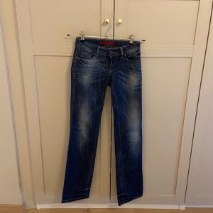 Blå jeans från Salsa Jeans - Supersnygga väldigt lågmidjade bootcut jeans från Salsa med jättesnygg tvätt. De är helt utan defekter! Jeansen är i storlek 25w men jag som brukar ha 25-26 i storlek (167cm lång) fick ej på mig dem! Längden är bra men skulle säga att de passar mer 24-23 än 25💕inköpspriset för sånna här jeans ligger på ca 1300-1400kr 