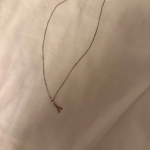 Halsband - Jättefint, nästan helt oanvända halsband med A på från guldfynd i stearling silver. Ursprungspris är 205. 