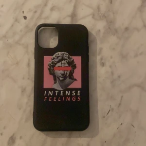 Svart mobilskal med konstmotiv - Snyggt svart mobilskal med ett konstmotiv av en byst och texten 'Intense Feelings' i rosa och vitt. Använd 2 gånger. Passar iPhone 11. 20kr+frakt 