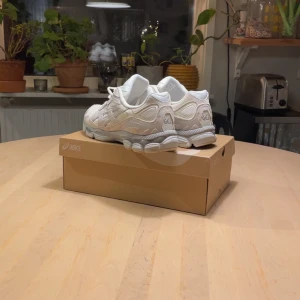 Vita sneakers från Asics - Säljer eller byter nu dessa Knappt använda asics GEL-NYC (3-5 gånger) eftersom att jag ångrade mitt köp. Pris kan diskuteras. Skicka bild på byten.😇